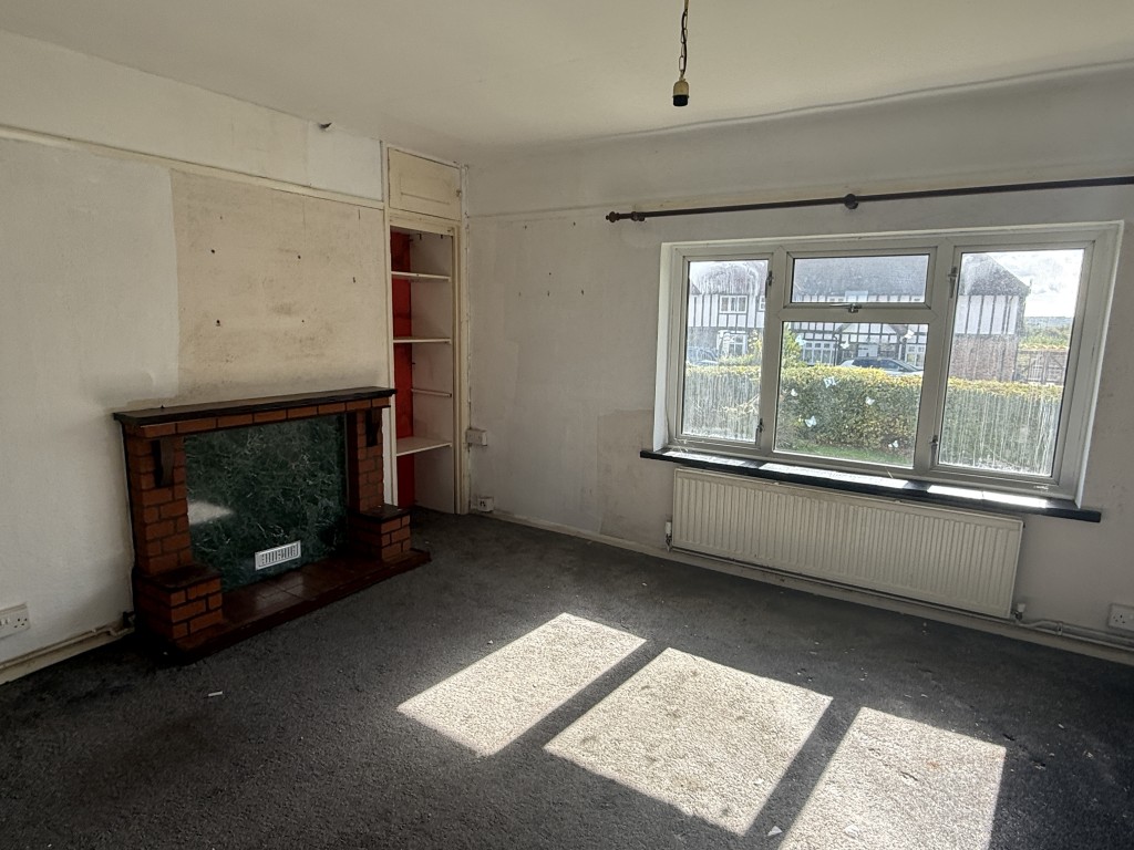 Lot: 136 - BLOCK OF FLATS FOR IMPROVEMENT ON 0.51 ACRE PLOT AND POTENTIAL FOR DEVELOPMENT - Living Room - Flat 22